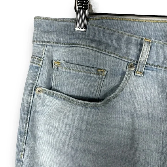 Levi's Classic Bermuda Casual Modest Shorts Jorts, Light Wash, Size 32W - Picture 3 of 10